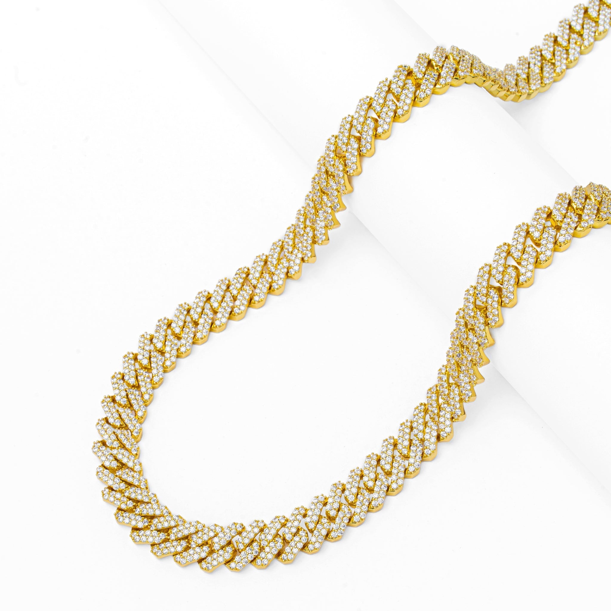 Full length view of 12MM gold diamond Figaro chain layout